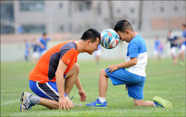 High school athletes can bring in donations for your school fundraiser by offering their time and skills at a summer sports camp in the community.